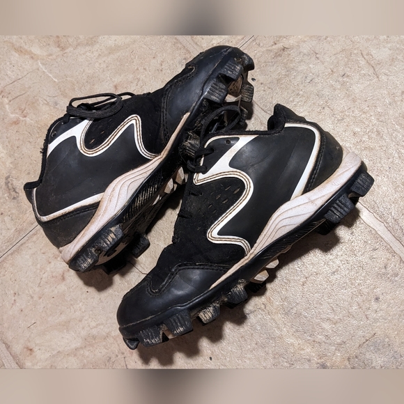 Baseball Cleats - Picture 2 of 7